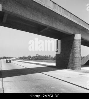 Auf der Reichsautobahn zwischen Bremen und Hamburg, Deutschland 1930er Jahre. Reichsautobahn Autobahn zwischen Bremen und Hamburg, Deutschland 1930. Stockfoto