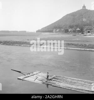 Ein Flößer auf der Weser und das Kaiser-Wilhelm-Denkmal in Porta Westfalica, Deutschland 1930er Jahre. Eine raftsman auf der Weser und des Kaiser Wilhelm monment in der Nähe von Porta Westfalica, Deutschland 1930. Stockfoto