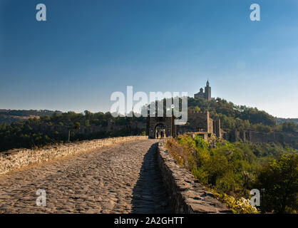 Panorama der alten Tsarevets Festung von Veliko Tarnovo aus Bulgarien, vom Eingang des Schlosses gesehen. Stockfoto