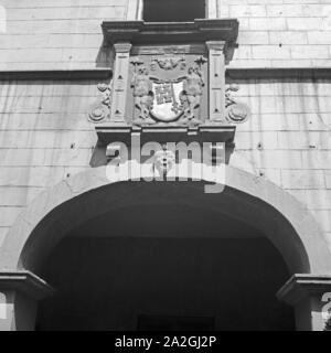 Eingangstor mit dem Stadtwappen in der Altstadt von Soest, Deutschland 1930er Jahre. Eingangstor mit dem Wappen der Stadt Soest in der alten Stadt, Deutschland 1930. Stockfoto