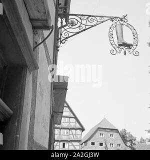 Ladenschild eines Schuhmachers in der Altstadt von Soest in Westfalen, Deutschland, 1930er Jahre. Shop Zeichen von einem Schuhmacher in der Altstadt von Soest in Westfalen, Deutschland 1930. Stockfoto