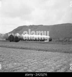 Ein Personenzug, gezogen von einer Dampflokomotive, auf dem Weg durch Westfalen, Deutschland 1930er Jahre. Ein Personenzug auf dem Weg durch Westfalia, Deutschland 1930. Stockfoto