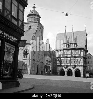 Das Rathaus mit dem Hauptmarkt in der Innenstadt von Alsfeld in Hessen, Deutschland 1930er Jahre. Rathaus und Marktplatz im Zentrum der Stadt Alsfeld in Hessen, Deutschland 1930. Stockfoto