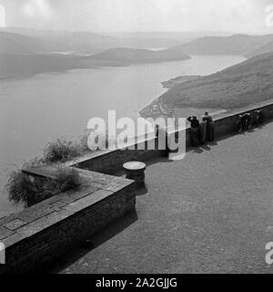 Aussicht von der Burg Waldeck in den Edersee in Hessen, Deutschland 1930er Jahre. Panorama Blick von Schloss Waldeck, Edersee in Hessen, Deutschland 1930. Stockfoto