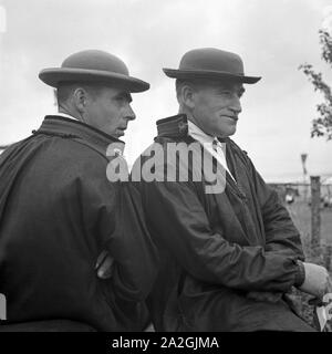 Zwei Männer in der Tracht der Westhessischen Schwalm, 1930er Jahre Deutschland. Zwei Männer in den westlichen hessischen Array des Gebiets Schwalm, Deutschland der 1930er Jahre. Stockfoto