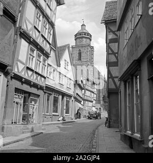 Blick aus der Kirchgasse in die evangelische Stadtkirche St. Marien in Homberg, Deutschland 1930er Jahre. Blick von der Kirchgasse Lane in der Evangelischen Kirche St. Marien in Homberg, Deutschland 1930. Stockfoto