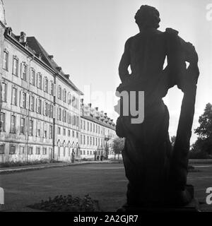 Blick von einer Statue im Park in das Schloss in Fulda, Deutschland 1930er Jahre. Blick von einer Skulptur, Fulda, Burg, Deutschland 1930. Stockfoto