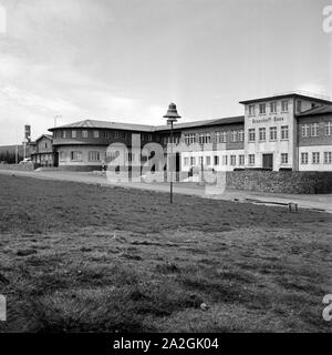 Hitlerjunge beim Groenhoff Haus Wasserkuppe auf der Reichssegelflugschule bei Fulda, Deutschland 1930er Jahre. Die hitlerjugend vor groenhoff Haus an der Reichssegelflugschule für gleitflug an der Wasserkuppe in der Nähe von Fulda, Deutschland 1930. Stockfoto