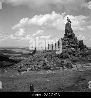 Das 1923 errichtete Fliegerdenkmal für sterben im 1. Weltkrieg gefallenen Feldpiloten auf dem Westhang der Wasserkuppe, Deutschland 1930er Jahre. WWI-Denkmal, errichtet im Jahre 1923, für gefallene Piloten an den westlichen Hängen der Wasserkuppe, Deutschland 1930. Stockfoto