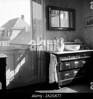 Blick aus dem Fenster des Zimmers des Kurgastes in Bad Nauheim, Deutschland 1930er Jahre. Blick aus dem Fenster des Zimmers in einem Spa zu Gast in Bad Nauheim, Deutschland 1930. Stockfoto