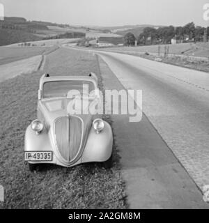 Rast ein einer Landstraße im Schwarzwald, Deutschland 1930er Jahre. Ruhe durch eine Landstraße im Schwarzwald, Deutschland der 1930er Jahre. Stockfoto