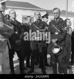 Eine Gruppe von SS-Offizieren besucht Schloss Sanssouci in Potsdam, Deutschland 1930er Jahre. Eine Gruppe von SS-Offiziere besuchen Sie Schloss Sanssouci in Potsdam, Deutschland 1930. Stockfoto