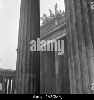 Das Brandenburger Tor in Berlin mit der Quadriga, Deutschland 1930er Jahre. Brandenburger Tor in Berlin, Deutschland 1930. Stockfoto