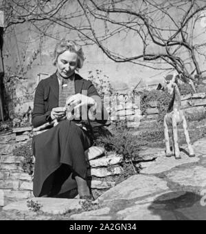 Eine Frau aus Dem Kunstgewerbe Bei Und Mit Ihrer Arbeit, Deutschland, 1930er Jahre. Eine Frau für angewandte Kunst in und mit ihrem Tagesgeschäft, Deutschland der 1930er Jahre. Stockfoto