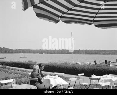 Sommerlicher 206 in einem Restaurant, Deutschland 1930er Jahre. Das Restaurant im Sommer, Deutschland 1930. Stockfoto