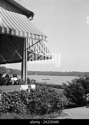 Sommerlicher 206 in einem Restaurant, Deutschland 1930er Jahre. Das Restaurant im Sommer, Deutschland 1930. Stockfoto