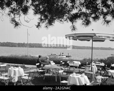 Sommerlicher 206 in einem Restaurant, Deutschland 1930er Jahre. Das Restaurant im Sommer, Deutschland 1930. Stockfoto