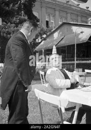 Sommerlicher 206 in einem Restaurant, Deutschland 1930er Jahre. Das Restaurant im Sommer, Deutschland 1930. Stockfoto