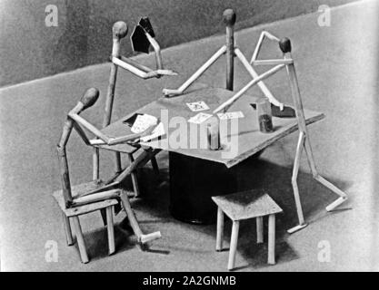 Papiermännchen-Szenerie: Streichholzmännchen geraten beim Kartenspiel in Streit, Deutschland 1930er Jahre. Finger puppet Szenarien: Passt auf Leute, die Karten und keifen, Deutschland 1930. Stockfoto
