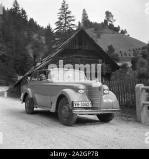 Mit Dem Opel Olympia Unterwegs in der Wachau in Österreich, Deutschland, 1930er Jahre. Auf der Straße mit einem Opel Modell Olympia im Bereich Wachau in Österreich, Deutschland der 1930er Jahre. Stockfoto