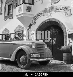 Mit Dem Opel Olympia Unterwegs in der Wachau in Österreich, Deutschland, 1930er Jahre. Auf der Straße mit einem Opel Modell Olympia im Bereich Wachau in Österreich, Deutschland der 1930er Jahre. Stockfoto