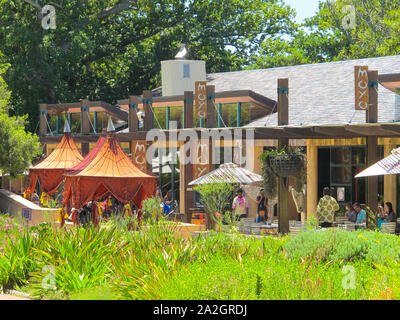 Afrikanisches Restaurant, Moyo, Botanischen Garten Kirstenbosch, Kapstadt, Südafrika im Sommer mit Diners oder Personen außerhalb oder im Freien zu Mittag sitzt Stockfoto