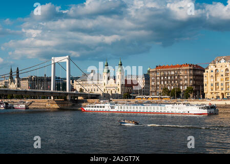 Budapest traditionelle Architektur Bauten über die Donau in Ungarn steigende Stockfoto