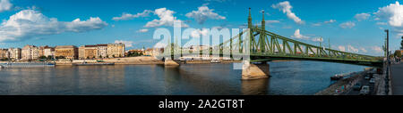 Panorama von Budapest traditionelle Architektur Gebäude und eine Brücke über die Donau steigenden Stockfoto