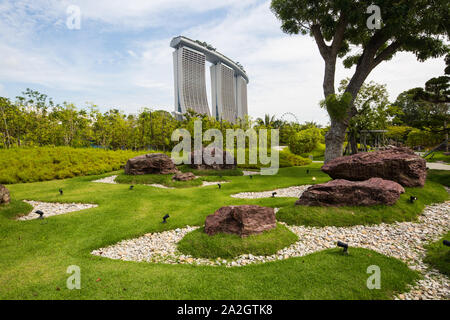 Die Landschaft des ruhigen Gartens in den Gärten von The Bay und Marina Bay Sands Hotel als Kulisse, Singapur Stockfoto