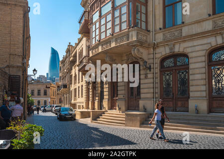 Aserbaidschan, Baku, 20. September 2019 Touristen auf den Straßen der Altstadt. Stockfoto