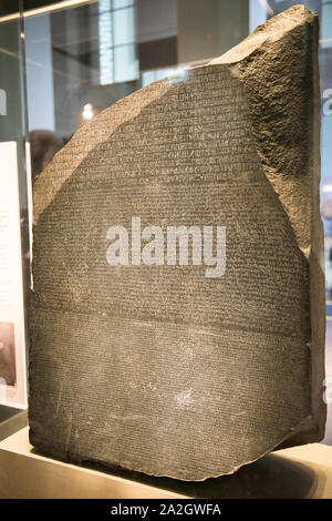 Rosetta Stone, Bild klar genug Zeichen zu lesen. British Museum, London, England. Aus ptolemäischer Zeit, 196 v. Chr.. Granodiorit Stela. Stockfoto