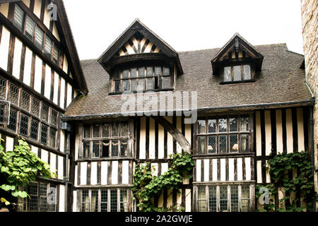 Hever Castle, Schloss Hof. Elternhaus von Anne Boleyn und später zuhause von Anna von Kleve. Einige kopieren. Tudor Architektur. Fachwerk. Stockfoto