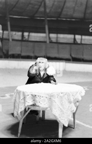 Ein Affe in der Manege in einem Karlsbader Zirkus, Deutschland 1930er Jahre. Ein Affe, der in der Manege im Zirkus in Karlsbad, Deutschland 1930. Stockfoto