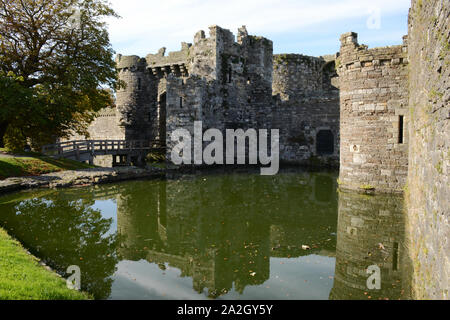 Ein Blick auf die Holzbrücke und Haupteingang Beaumaris Castle auf Anglesey im Norden von Wales Stockfoto