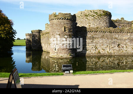 Der östlichen Seite von Beaumaris Castle auf Anglesey im Norden von Wales Stockfoto