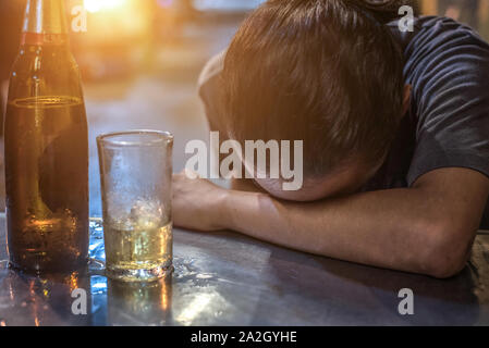 Betrunkener Mann an der Theke Schlafen Stockfoto