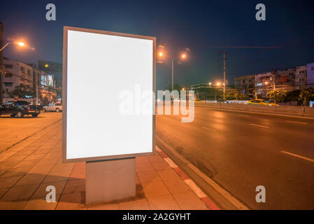 Leere Anschlagtafel auf Stadt Straße bei Nacht Stockfoto