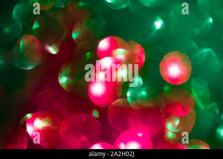 Abstrakte Biskaya türkis grün Aquamarin und Lila defokussierten bokeh Glitzern Konfetti burst Hintergrund. Festliche Konzept. Stockfoto