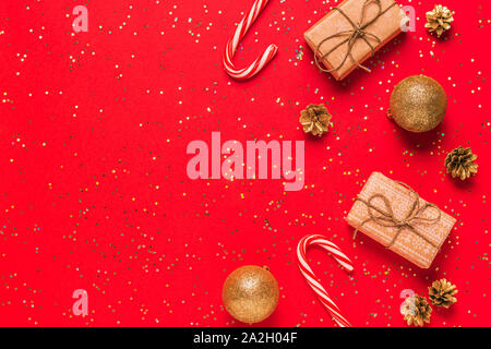 Weihnachten Zusammensetzung auf einem roten Hintergrund. Flach, Ansicht von oben, kopieren Raum Stockfoto