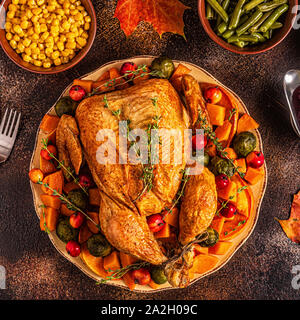 Gebratener Truthahn/Huhn mit Gemüse serviert, Ansicht von oben, selektive konzentrieren. Stockfoto