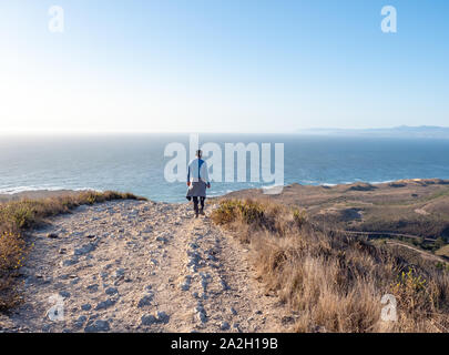 Spaziergang entlang in Richtung Ozean in Montana de Oro State Park in Los Osos, Kalifornien, USA Stockfoto