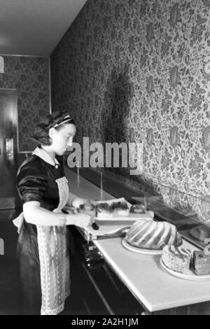 Alltag in einem Wiener Kaffeehaus, Deutsches Reich 30er Jahre. Alltag in einem Wiener Kaffeehaus, Deutschland 1930. Stockfoto