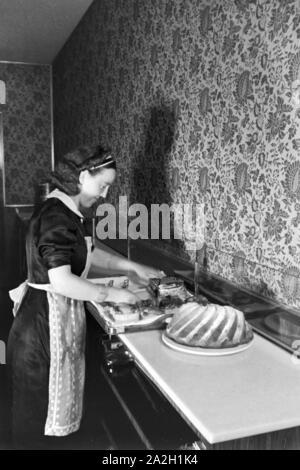 Alltag in einem Wiener Kaffeehaus, Deutsches Reich 30er Jahre. Alltag in einem Wiener Kaffeehaus, Deutschland 1930. Stockfoto