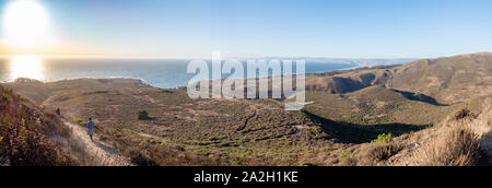 Vater und Sohn gehen auf Trail hoch über dem Pazifischen Ozean und Morro Bay in Montana de Oro State Park in Los Osos, Kalifornien, USA Stockfoto