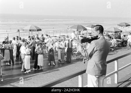 Sommerferien auf der Nordseeinsel Juist, Deutsches Reich 30er Jahre. Sommer Urlaub auf der Nordsee Insel Juist, Deutschland 1930. Stockfoto