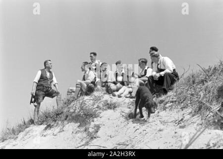 Sommerferien auf der Nordseeinsel Borkum, Deutsches Reich 30er Jahre. Sommer Urlaub auf der Nordseeinsel Borkum, Deutschland 1930. Stockfoto