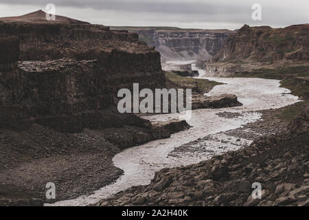 Einen dramatischen Blick auf Jokulsa Fjollum River Canyon in kalten und grauen Herbstwetter. Erstaunlich nordischen Landschaft. Beliebte Isländische touristische Sehenswürdigkeit. Stockfoto