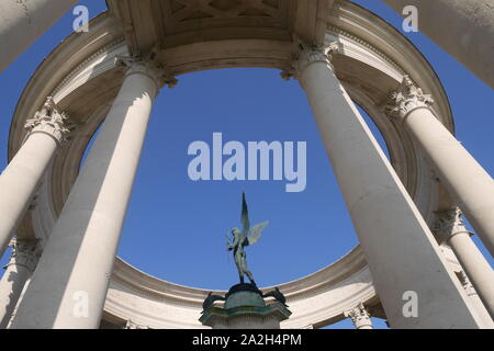 Kriegsdenkmal mit der Statue Victory, Alexandra Gardens, Cathays, Civic Center, Cardiff, Wales, Großbritannien Stockfoto