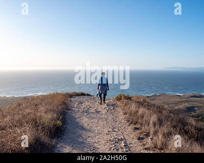 Spaziergang entlang in Richtung Ozean in Montana de Oro State Park in Los Osos, Kalifornien, USA Stockfoto