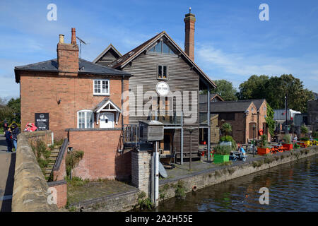 Cox's Yard traditionelles Restaurant, Bar & Pub oder öffentlichen Haus am Ufer des Flusses Avon Stratford-upon-Avon, Warwickshire, England Großbritannien Stockfoto